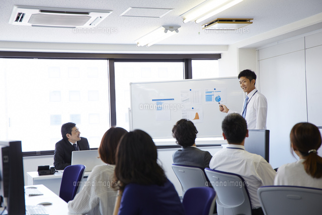 プレゼンをする外国人ビジネスマン 10131426816 の写真・イラスト素材アマナイメージズ