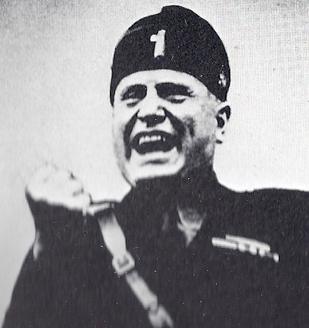 撃たれる前の最後のタバコ。 1944年4月、Sにて。ナポリ近郊のマリア・カプア・ヴェテレ、イタロ・パレスとRSI特別サービスの他の12人の同志が妨害工作に関与したために米軍警察によって処刑された。パレスが最後の言葉、「イタリア万歳! ムッソリーニ万歳! 