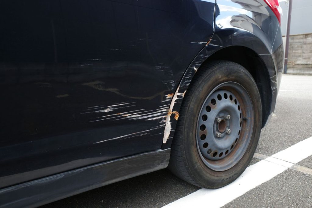 車がへこんでしたった際の板金修理の値段はどのくらい？高くなる場合とは？カーデイズマガジン