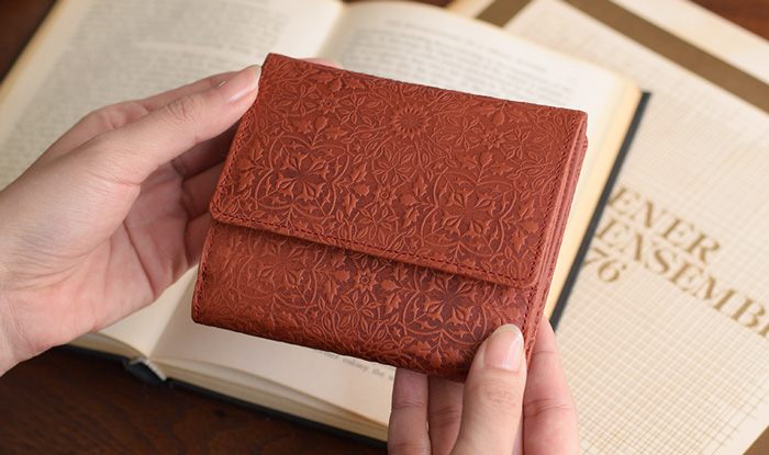 革財布の寿命はどのくらい？買い替え時期の目安と財布を長く使うコツアルファジャーナル