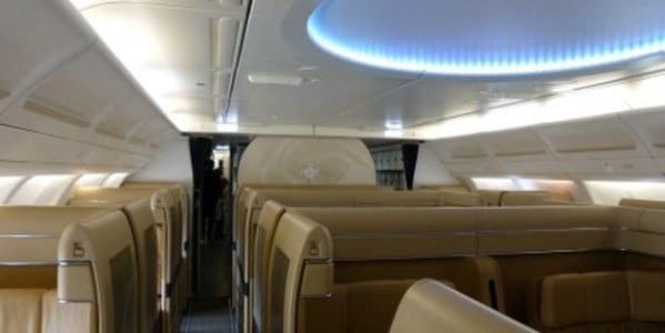 JAL、ファーストクラスの当日アップグレード料金を値上げ 東京 羽田～沖縄 那覇間は15,400円に - TRAICY トライシー