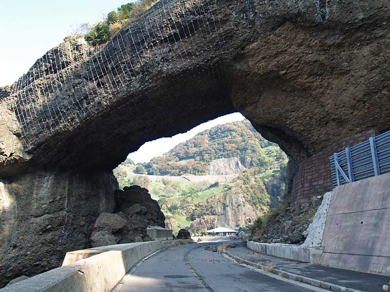 越前海岸の奇岩・奇勝～自然の大トンネル「呼鳥門」～越前町 動画紀行・福井県 The Echizen Coast - YouTube