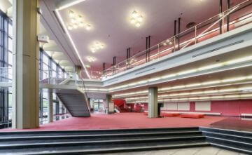 □神奈川県民ホール 設計：日建設計 所在地：神奈川県横浜市中区山下町3-1 アクセス：元町・中華街駅より徒歩約4分 竣工：1974年備考：第4回日本建築家協会25年賞 このアカウントでは全国をトリップして出会った建築や風景を投稿しています📸 ブログで詳しい訪問レポも