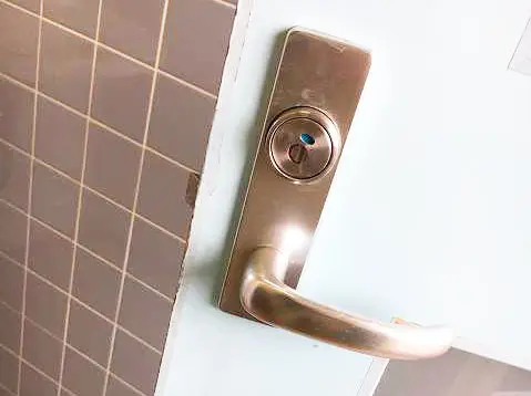 トイレの鍵が開かない！勝手に閉まった！身近な物でドアの開け方と修理方法大阪・兵庫鍵開け・鍵交換・鍵修理・鍵作成の出張鍵屋です