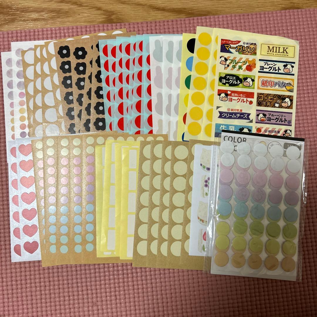 人気商品⭐️ポイントシール 半透明くすみカラー 8mmに加えて、15mmも販売中です！全部使いやすく馴染みやすいカラーで手帳や普段使いとってもオススメです！ 15mmサイズ JAN:4968583218457 8mmサイズJAN:4968583218464 ご購入はお近くの100均へ☺️ ※直接の店舗へのお