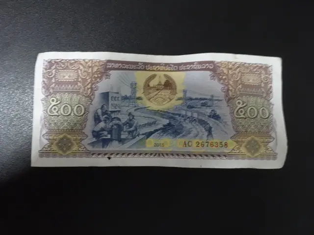 ラオス通貨 ルアンパバーンの両替は空港一択!? 円よりバーツが強い!? - アジアの歩き方