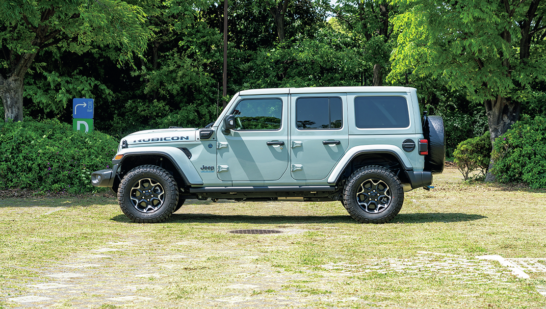 ☆入庫情報☆2015年 ジープ ラングラーアンリミテッドスポーツ希少なボディカラー「アンヴィルクリアコート」人とは違ったミリタリーな雰囲気が楽しめます。まさにラングラーの為のボディカラーと言えるのではないでしょうか。また、快適なドライブをお約束する