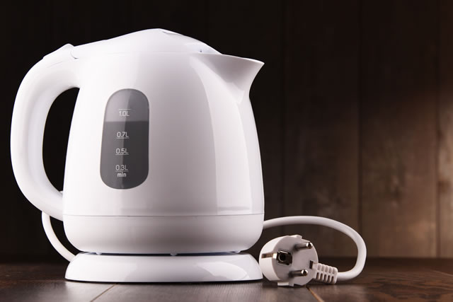 電気ケトルを100円均一で買える物でキレイに洗浄。中の黒い汚れは◯◯が効果抜群！ - る〜子のヲタく拝見