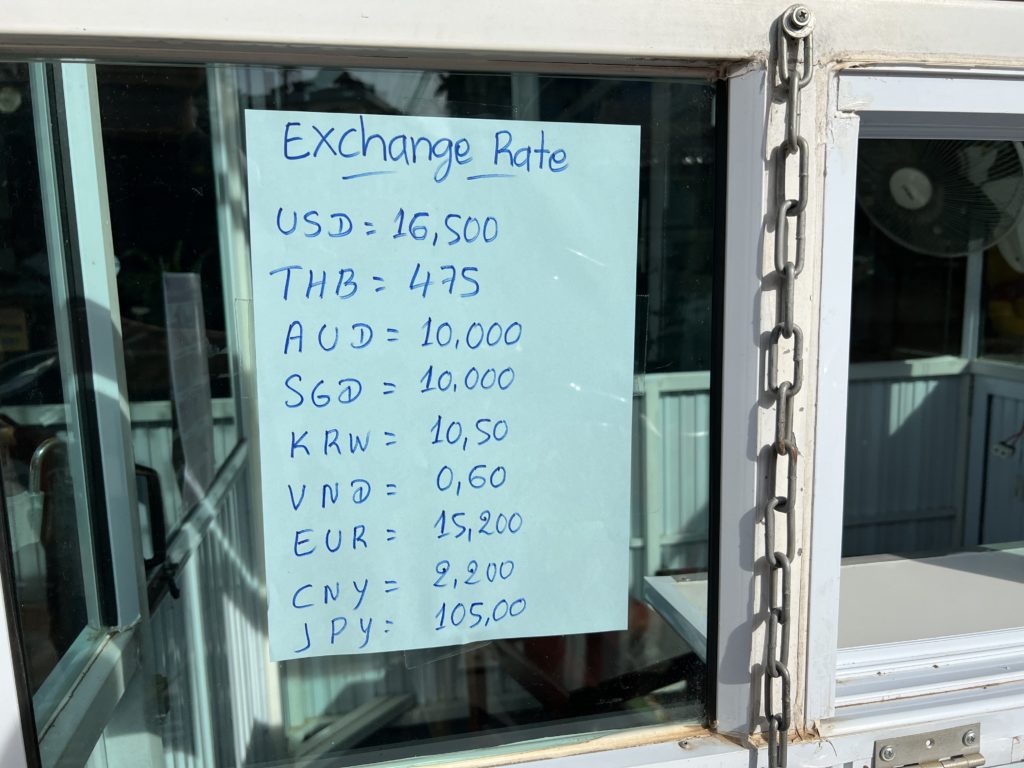 ラオス、通貨安止まらず 両替制限も闇取引横行 - 日本経済新聞
