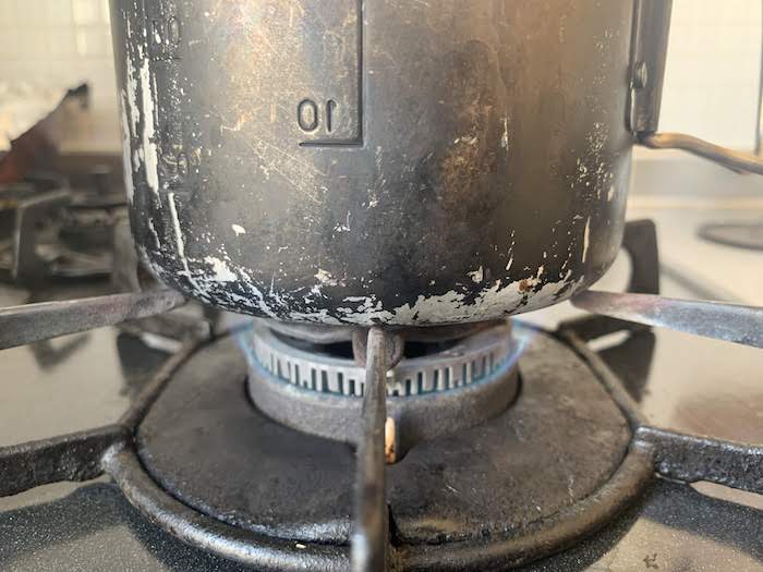 傷つけずに長く使う！鍋の焦げをピカピカにする落とし方 - macaroni