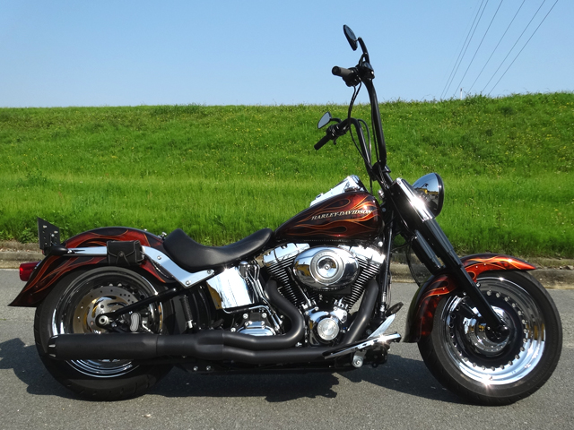 ハーレーブレイクアウト ファットボーイを唯一無二の左右2本出しマフラー仕様に！歯切れの良いサウンドとトルクを楽しめるトゥルーデュアルエキゾーストパイプが販売開始！- ハーレーカスタムガイド