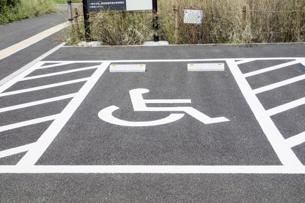 車や駐車場に貼られているこの標識の本当の意味、知ってますか？ 覚えておきたい障害者マーク - 自動車情報誌「ベストカー」
