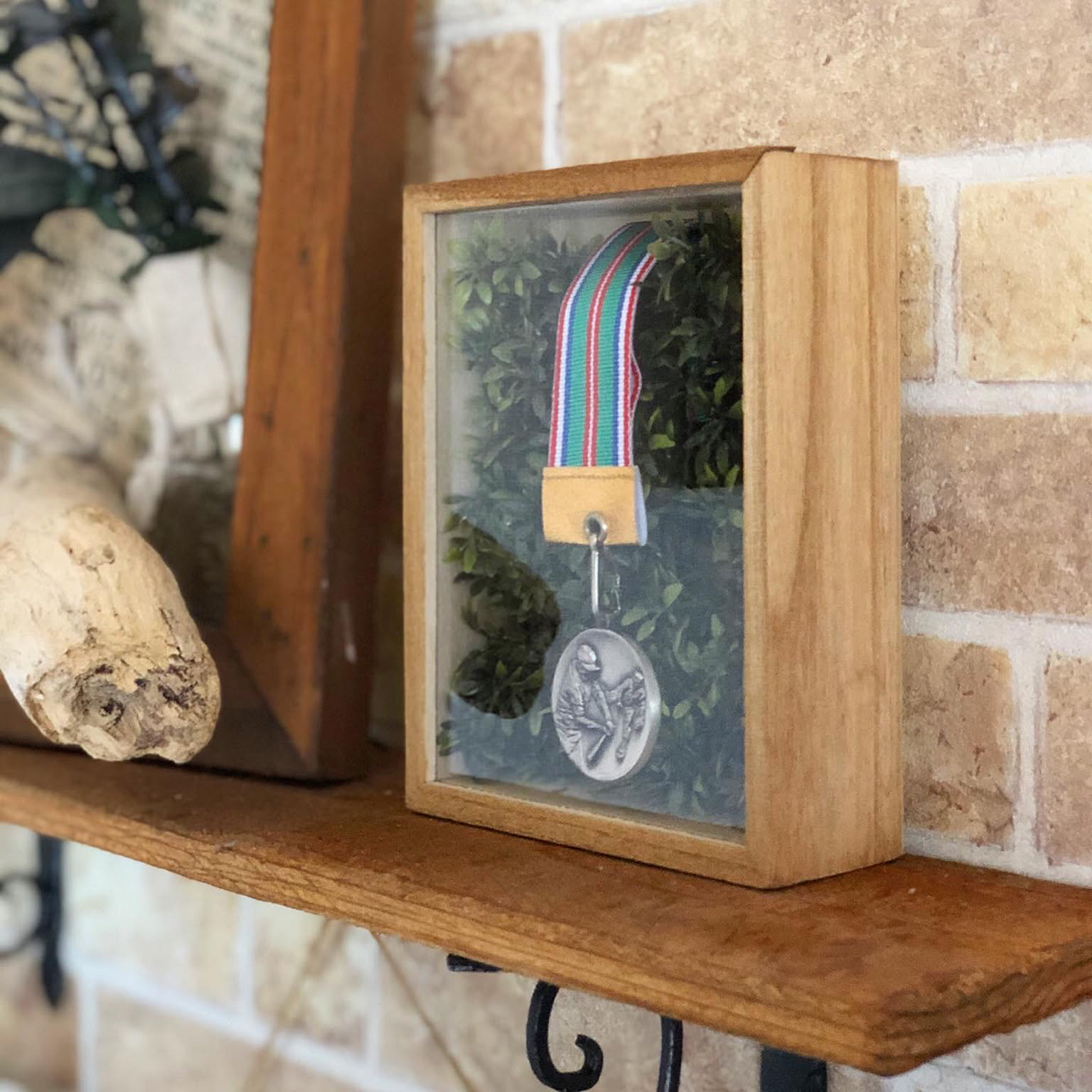 AmazonYANIYA スポーツメダルディスプレイラック メダルホルダー トロフィー ラック メダルハンガー メダルディスプレイシェルフ 合金素材メダルトロフィー用ジュエリー収納 オンライン通販