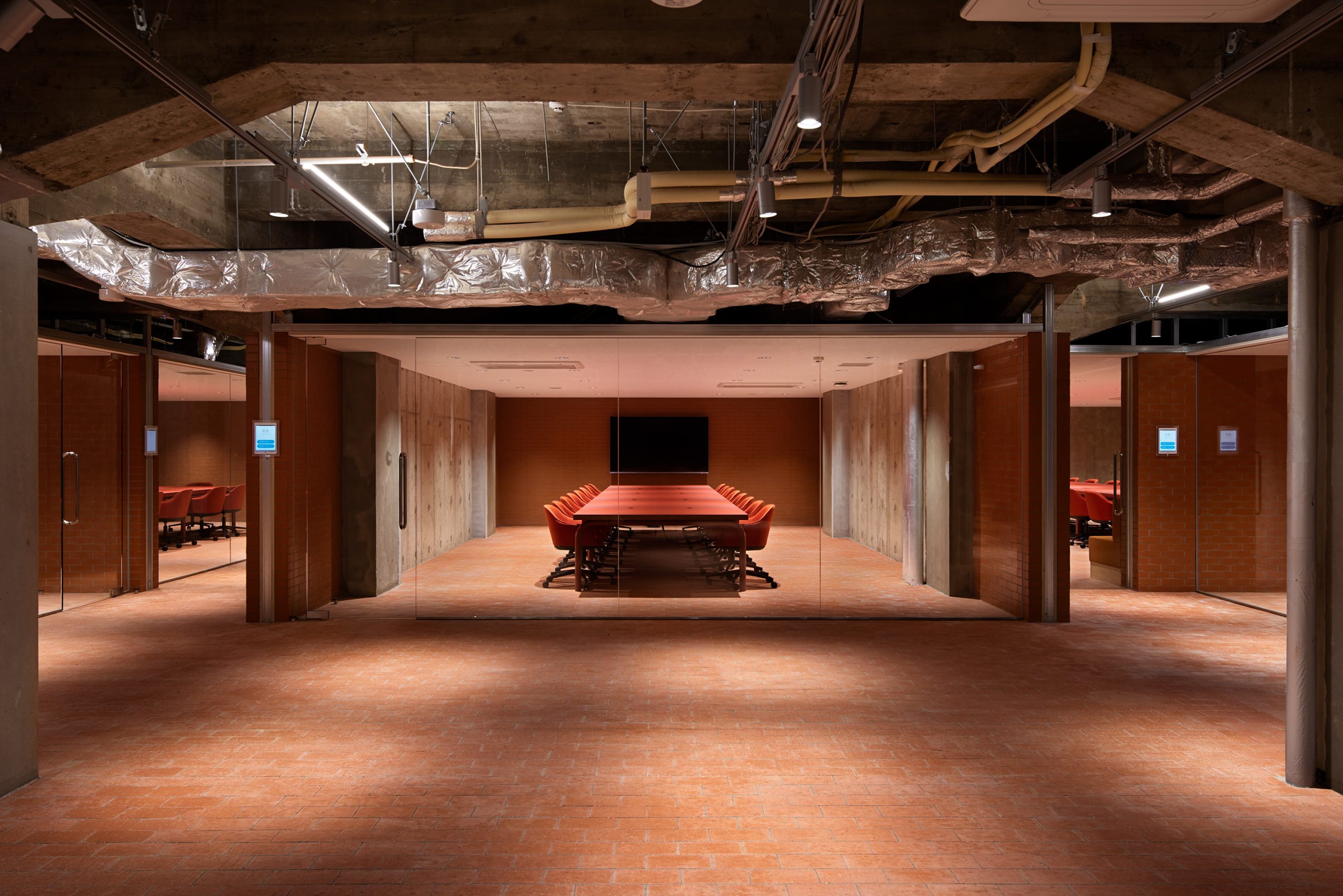 リクルート九段坂上KSビル 個とチームの相乗で創造性を高める、リノベーションオフィスを見る 東京建築祭集合場所：九段坂上KSビル 1Fエントランス