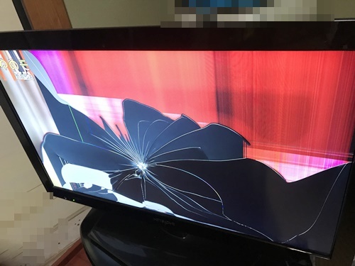 液晶テレビの画面が割れてヒビやスジが入ってしまった 保険で直せるかあっ いいね
