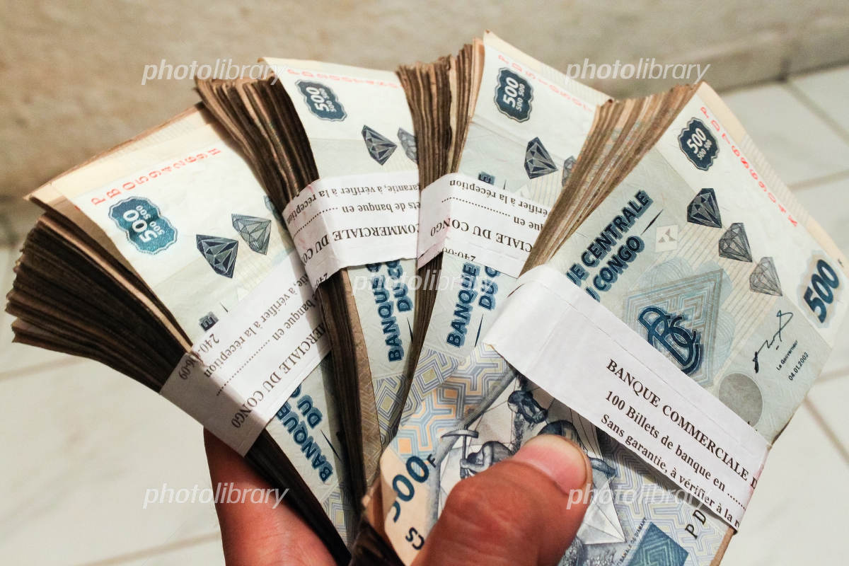 中央アフリカ CFAフランお金カメルーンチャドコンゴガボン紙幣を持つ計数機。XAF通貨ノートの下10000回転のクイック実行。シームレスな背景にビジネスと経済のコンセプト。」の動画素材 ロイヤリティフリー 3496168107Shutterstock