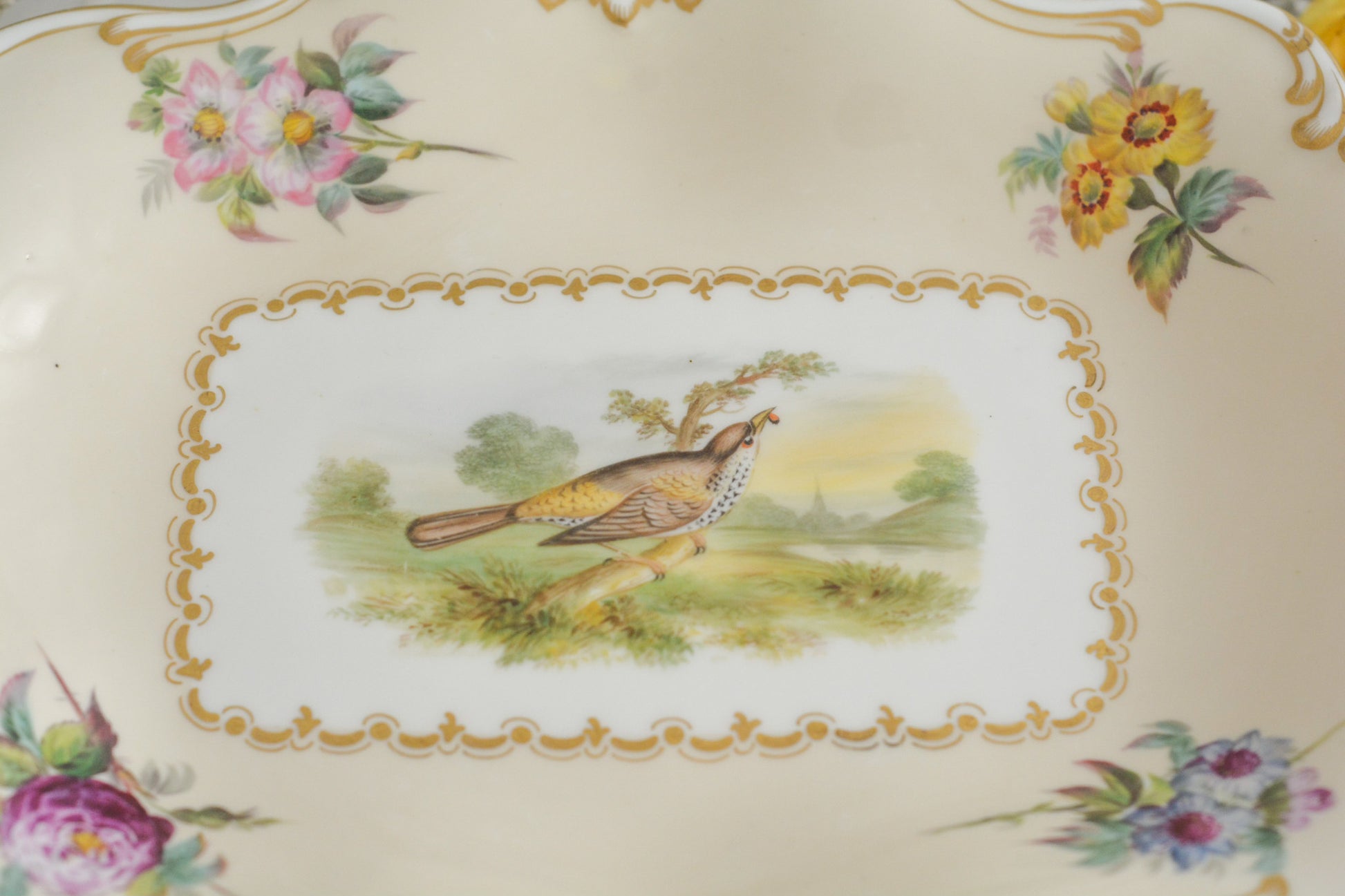 ダベンポート ハンドペイントで描かれたお花と鳥の絵柄が美しいコンポート – Rose Antiques