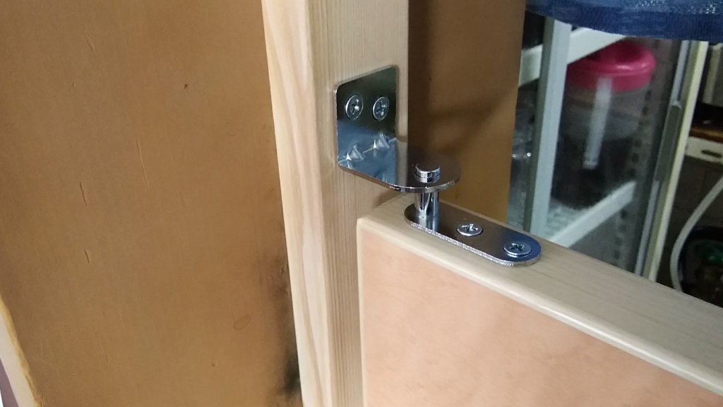 スイングドア 蝶番 両開き 無垢材 ルーバー扉のデザイン カウンタードア カフェドアーズ 両方向に開くパーティションドア 上部の湾曲 2枚扉＞ルーバー ウエスタンドア９０ｃｍ 特殊塗装 スイングドアオーダー家具のKINOKA