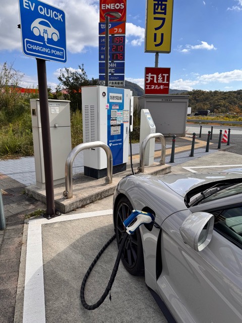 新名神 宝塚北SA スマートIC開業セレモニー。一般道からSAだけ利用できるウェルカムゲート完備 「宝塚大劇場そのもの」と元宝塚トップスター鳳蘭さんも祝福- トラベル Watch