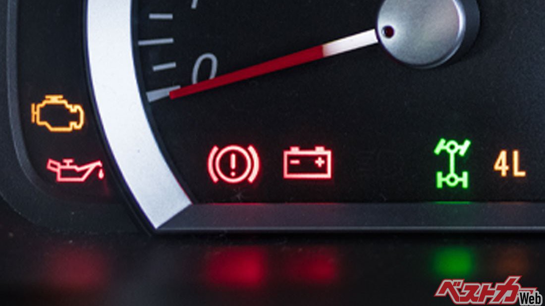 車のメーターにビックリマーク!ギザギザの歯車のような警告灯の意味は