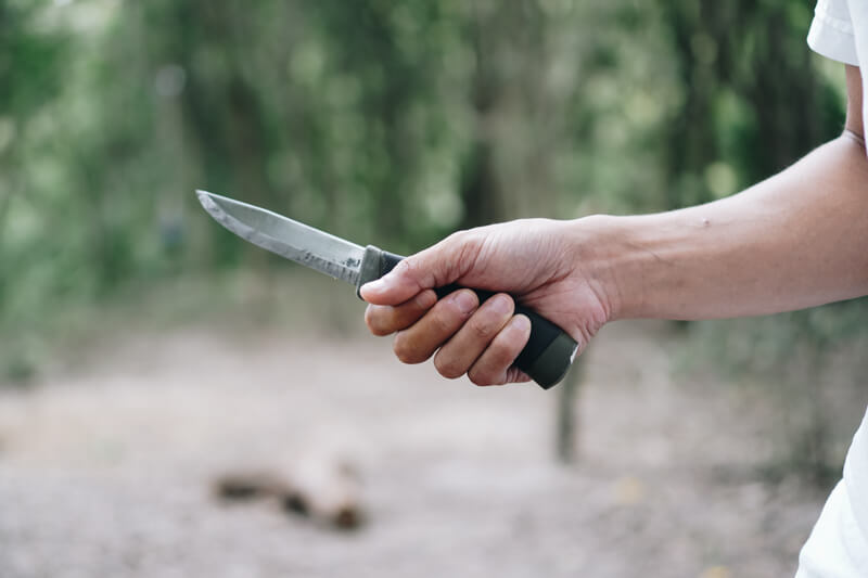 血まみれのナイフを持つ女性の手 — ストック写真 © amoklv5788289