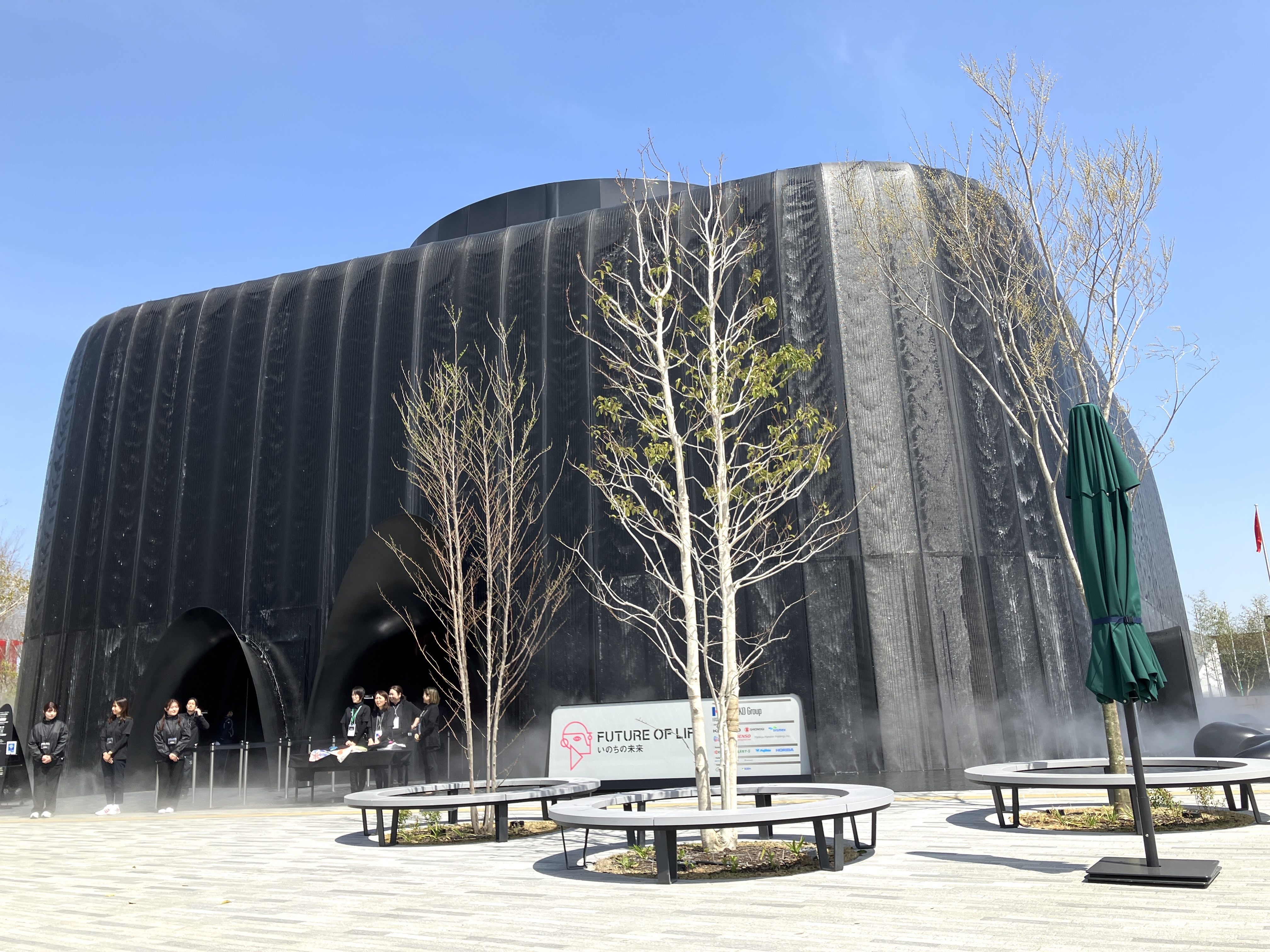 大阪関西万博のシンボル 「大屋根リング」 ・ ・ 大屋根リングは、 「多様でありながら、ひとつ」 という会場デザインの理念を表す建物 ・ ・それはもう圧巻でした 世界1の木造建築に認定されています✨ ・ ・ 今回はリングの中から見た景色 ・ ・ 📸2025 04 13 14