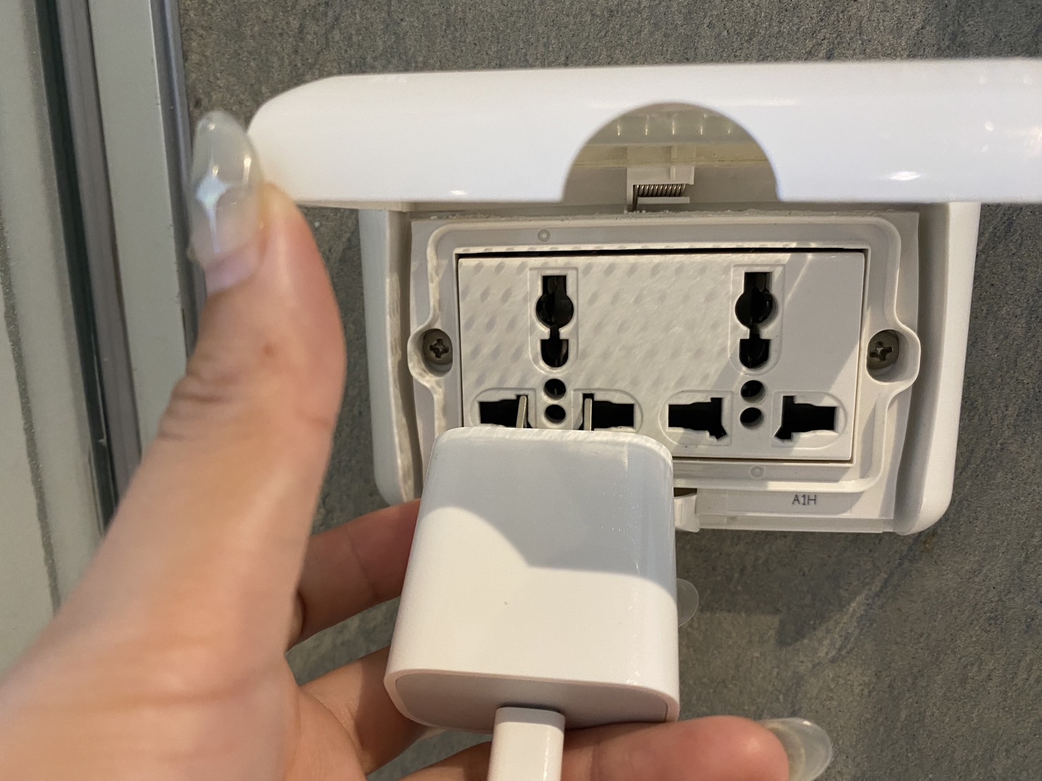 タイは変圧器がいらない？旅行前に確認すべき注意点