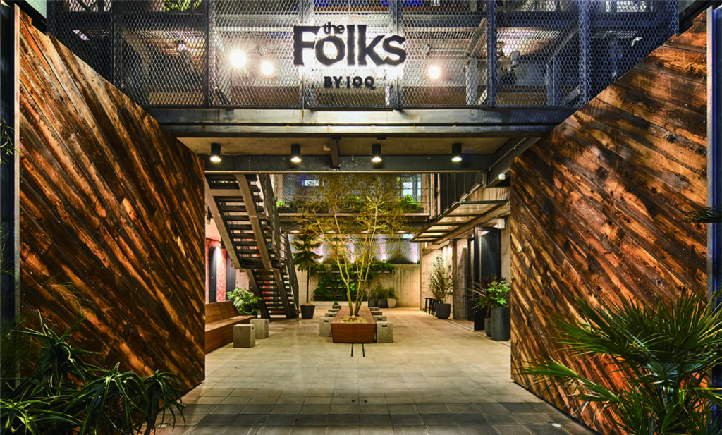 商品が出迎えるエントランス - オフィスデザインの株式会社ワーク