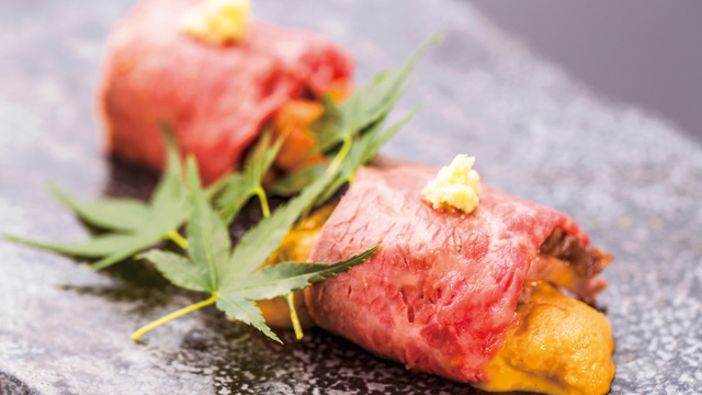 おはようございます☀ くずし鉄板あばぐら神田店です！ 当店では、お弁当のご予約受付も行っております。 写真は黒毛和牛ステーキ弁当 ¥2,200自慢の厳選黒毛和牛と旬の野菜などを使用した副菜を詰めた美しいお弁当です。 週末のご褒美やランチタイム、お土産にどうぞ