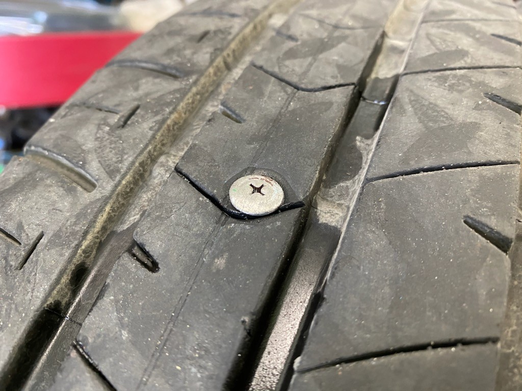 タイヤに刺さった釘はどう対処すべき？やってはいけないこと、修理費用の相場を解説激安タイヤ交換 タイヤ流通センタ