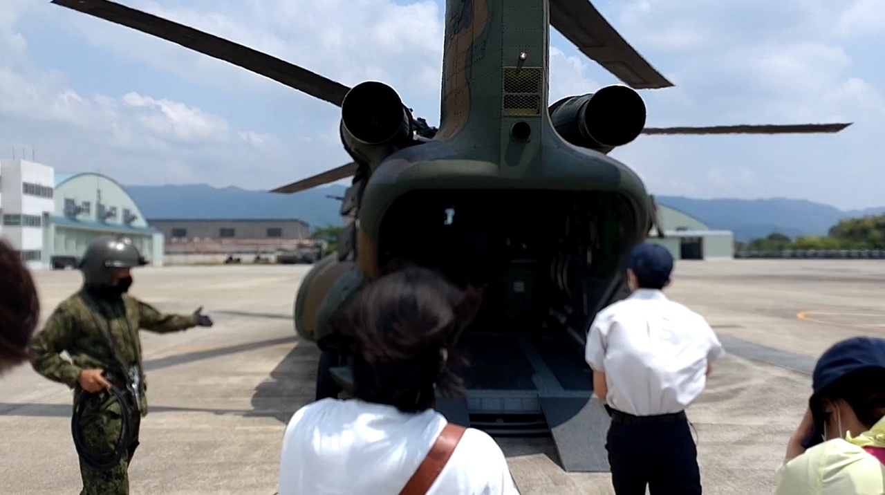 今日の新潟航空基地令和7年5月1日、新潟航空基地 では検査にあわせて、ヘリコプターの洗浄と飛行機をエプロン 駐機場 に引き出して試運転を実施しました。新潟航空基地は、航空機を良好な状態に保つために、日々整備しています。海上保安庁 ＃九管区新潟航空