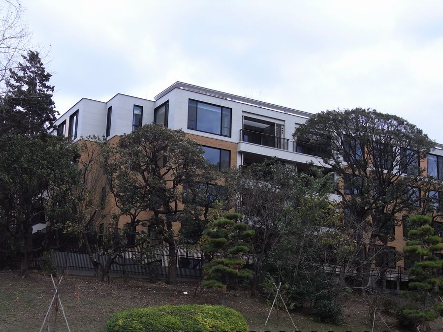 グロブナープレイス神園町』 渋谷区代々木神園町4LDK289.01㎡代々木公園 西側に隣接する低層マンションメゾネットタイプのテラス付のお部屋です🕊🍃 —————————————————————東京レント「東京都心10区」「賃料15万円以上」大手不動産会社のブランド