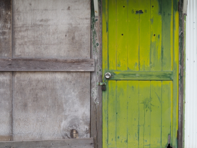 トヨタ ヴェルファイア バックドアの塗装剥がれ修理事例車の修理・板金塗装は池内自動車バンパー擦り傷3,300円〜の格安価格