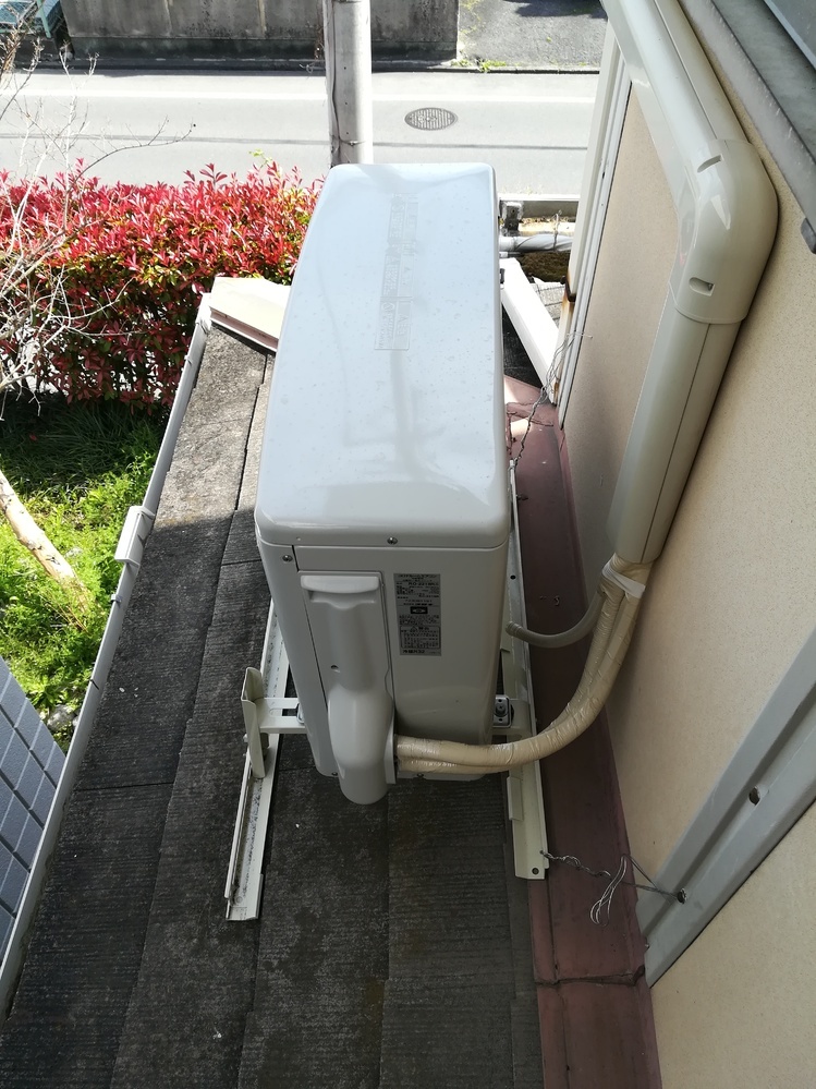 エアコン室外機の屋根置工事の現場から。エヌディーエスの工事日記