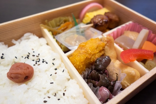 電車のホームで『ここで飲むのはやめて』と注意された」ホームでの飲食は迷惑？賛否わかれる「マナー違反」「問題ない」TRILL トリル