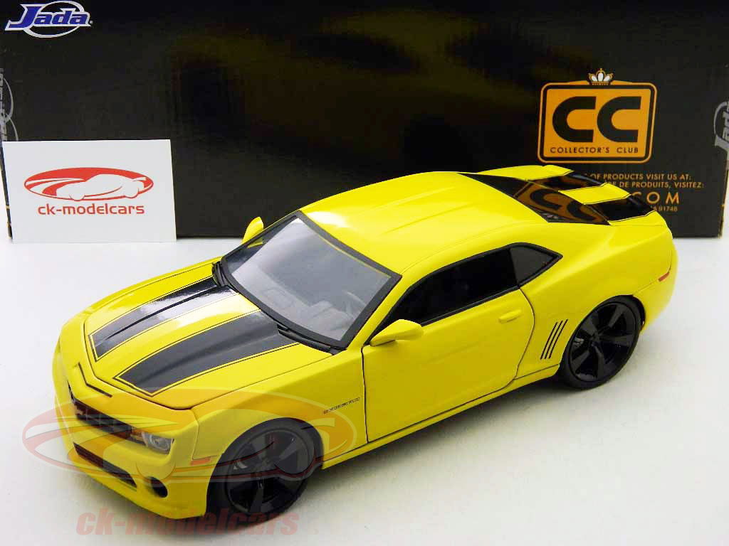 ノヴォシビルスク ロシア連邦 2018 シボレー カマロ黄色他車の中で駐車場にバンブルビー サイバトロントランス立っての形でフードとクロームのキャスト ホイールに黒のストライプ —ストック編集用写真©AleksandrKondratov 203582894