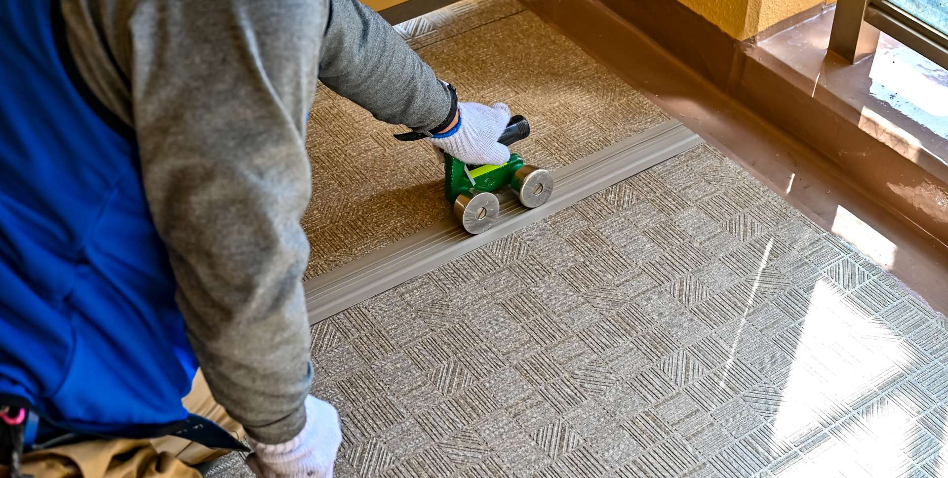 長尺シートの施工業者探しをプロが解説！張替えや原状回復・新築工事でもOK飾りんぼ