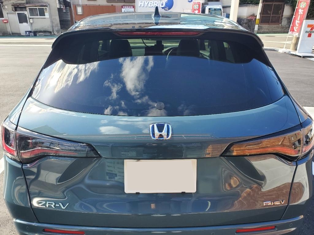 リアワイパーに「謎のビニール袋」ぶら下げて走っちゃダメ！ 中身は何？ 落ちたらいろいろヤバい訳くるまのニュース