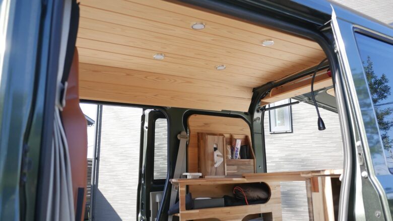 バンライフ車の内装DIYをプロが解説！車内の板張り方法とは？軽バンがキャンピングカーに - カエライフ ～ クルマとカスタムで暮らしをカエるーCUSTOMENJOY LIFE
