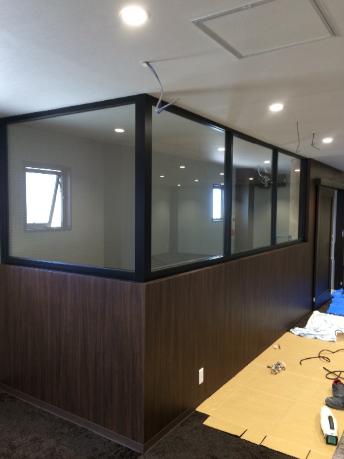 サッシ周り 見切りコーナー施工！！ - YouTube