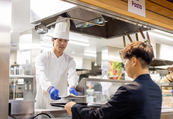 村田製作所野洲事業所＆立命館大学＆エームサービス 学生考案のからだにも地球にも良い「Wはっぴーメニュー」を社員食堂で提供ニュース社員食堂 ・給食事業委託ならエームサービス株式会社