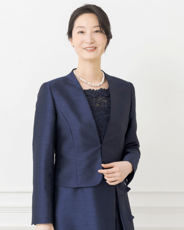 シャンブレー調のシャツでカジュアルBiz。 ノータイでも襟がくたっとならない、 スナップダウン仕様の襟。 タック入りパンツとの相性が抜群。普通のシャツじゃ物足りない人はコレ。 ・ SHIRT ¥5,390 PANTS ¥10,890すべて税込・ ・ ・suitスーツsuitselect