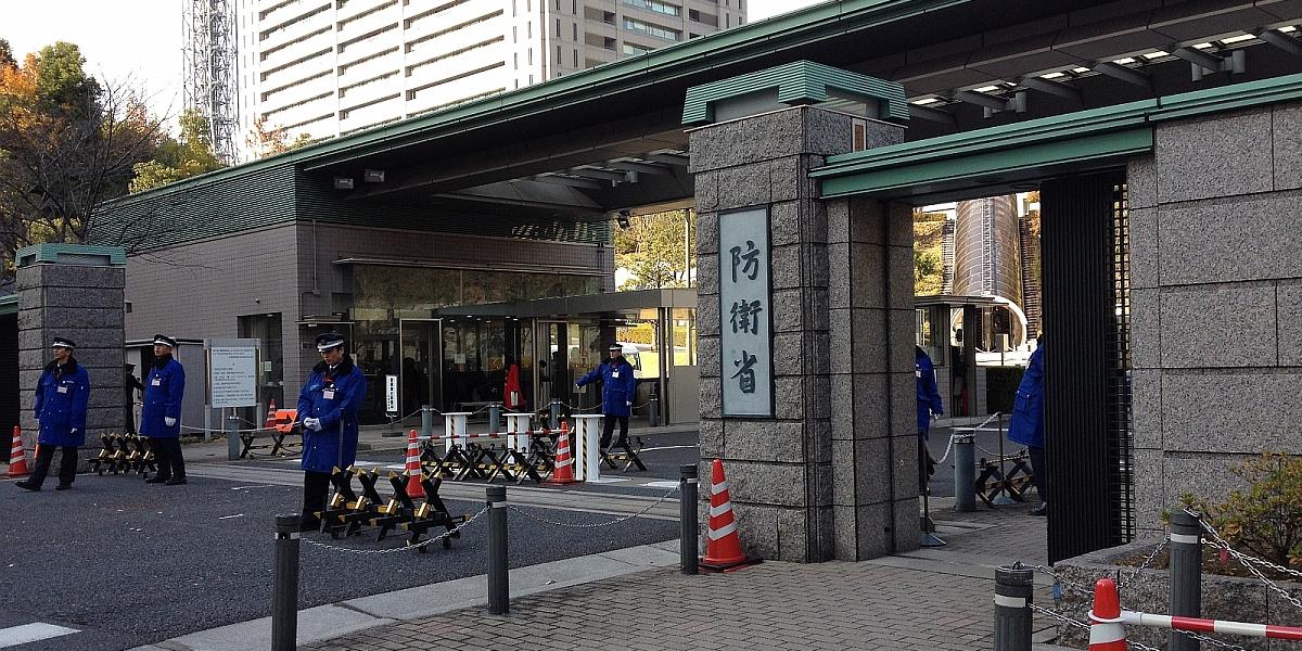 市ヶ谷駐屯地正門の警備は民間会社が担当していると聞いたのですが、なぜ自衛隊が- Yahoo!知恵袋