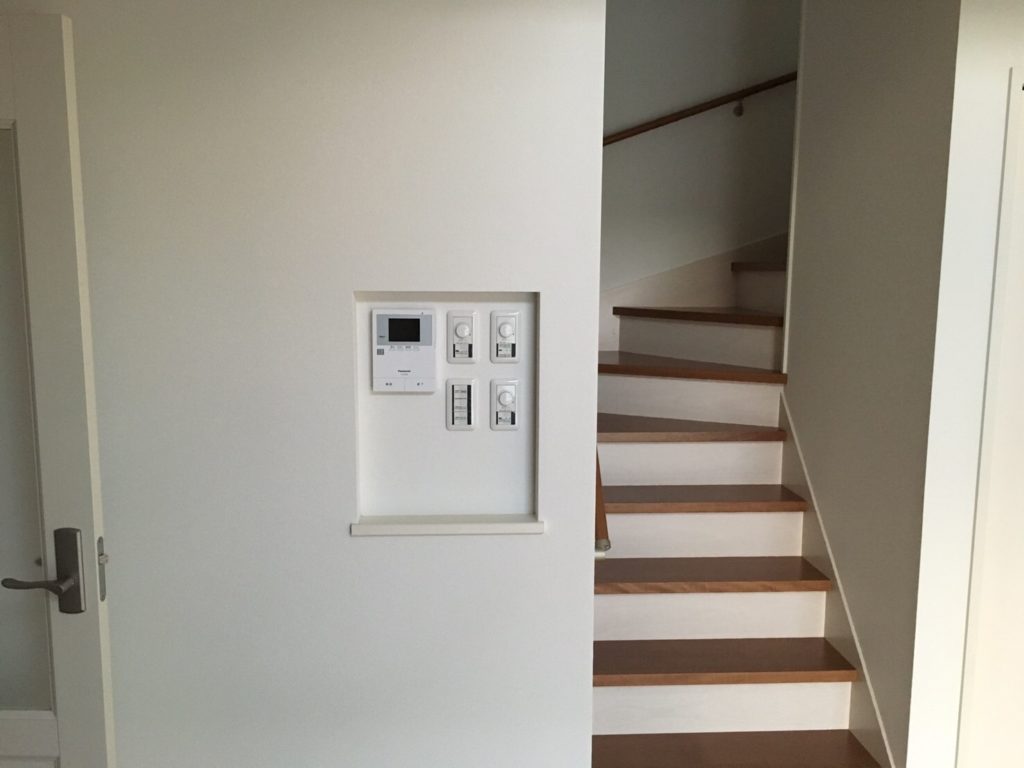 新築ニッチの後悔とは│リモコンやスイッチ用のニッチはダサい？避ける対策を実例付きで解説 - 「優美」な暮らしを叶える注文住宅・設計事務所ならスムトコ