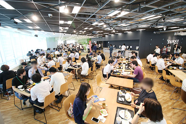 社員食堂を快適にする効率的なテーブル選びのポイントや、クリーンな休憩室維持方法、会社・工場での活用事例を紹介！スペース活