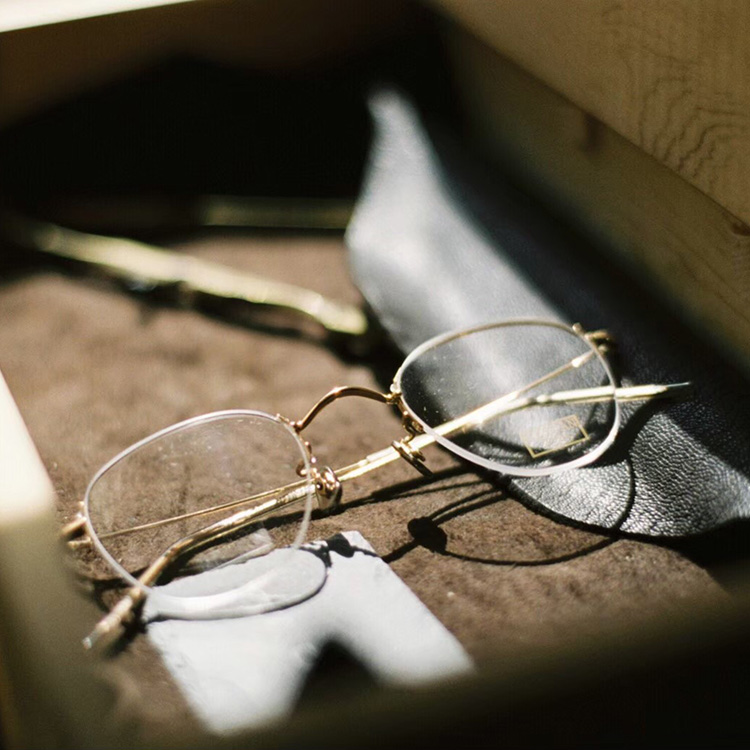 スーツがビシッとキマる！ビジネスマンにおすすめのメガネとは - Zoff MAGAZINE