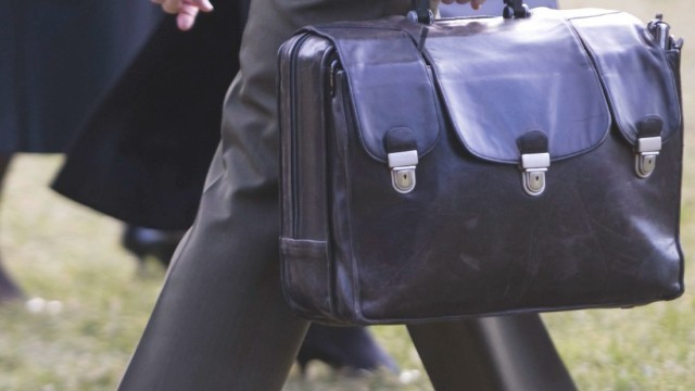 トランプ大統領の机上の謎のスイッチ、核ミサイル用かと話題に →押すと部下がコーラ持ってくるボタンだった^ω^ _U2017年4月28日-エキサイトニュース