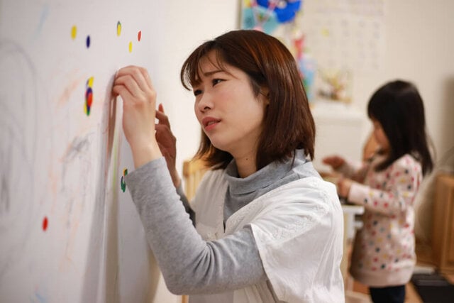 両面テープの剥がし方8選！プラスチックや木材など物別の剥がし方も紹介 - お役立ち記事梱包材 通販No.1 ダンボールワン