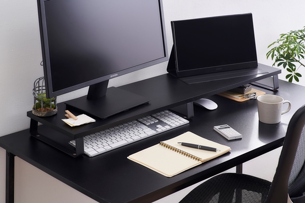 狭い部屋×狭いデスク×マルチディスプレイを共存させる為にモニターアームを3本使った例 エルゴトロンレビュー