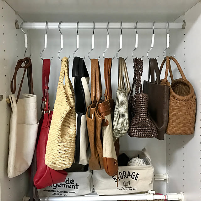 ダイソー２００円のバッグ収納ハンガーが便利。重ならず収納できる